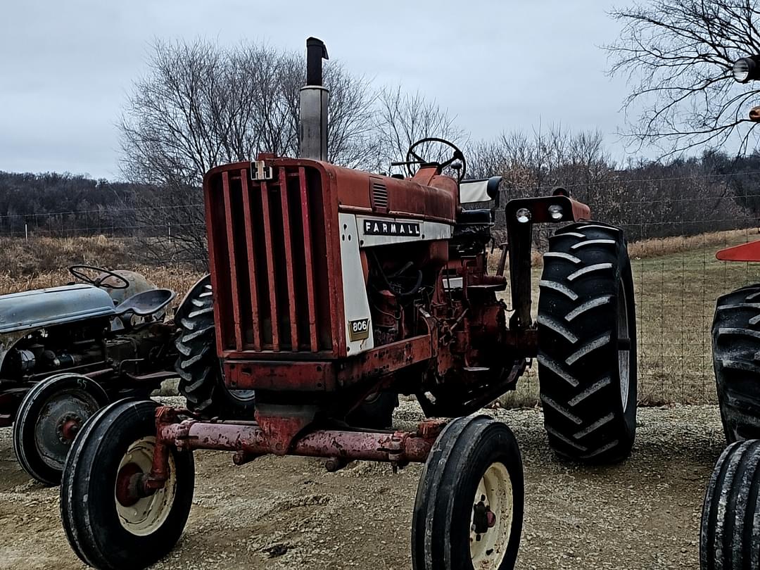 Image of Farmall 806 Primary image