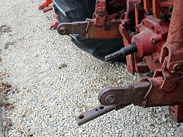 Image of Farmall 806 equipment image 4