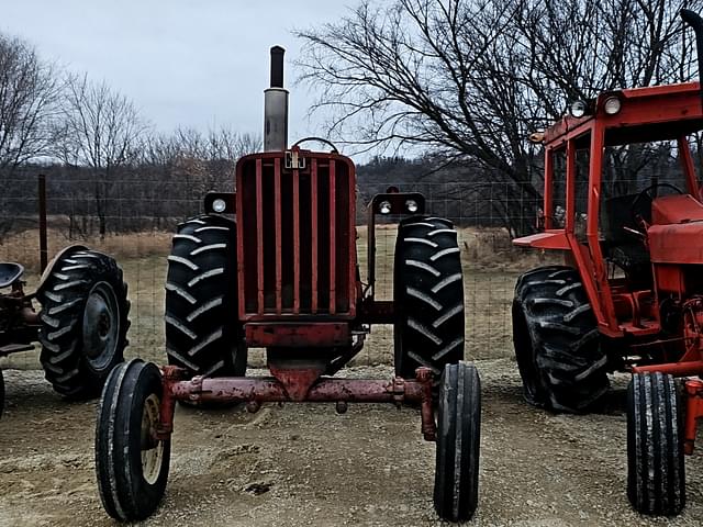 Image of Farmall 806 equipment image 1