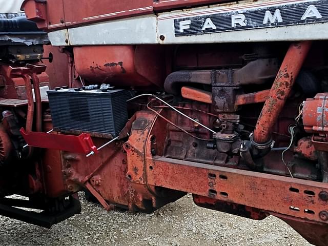 Image of Farmall 806 equipment image 3