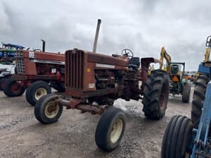 Farmall 806 Image