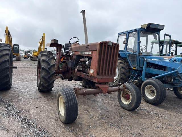 Image of Farmall 806 equipment image 1