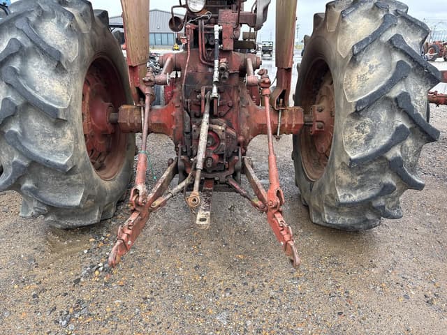 Image of Farmall 806 equipment image 4