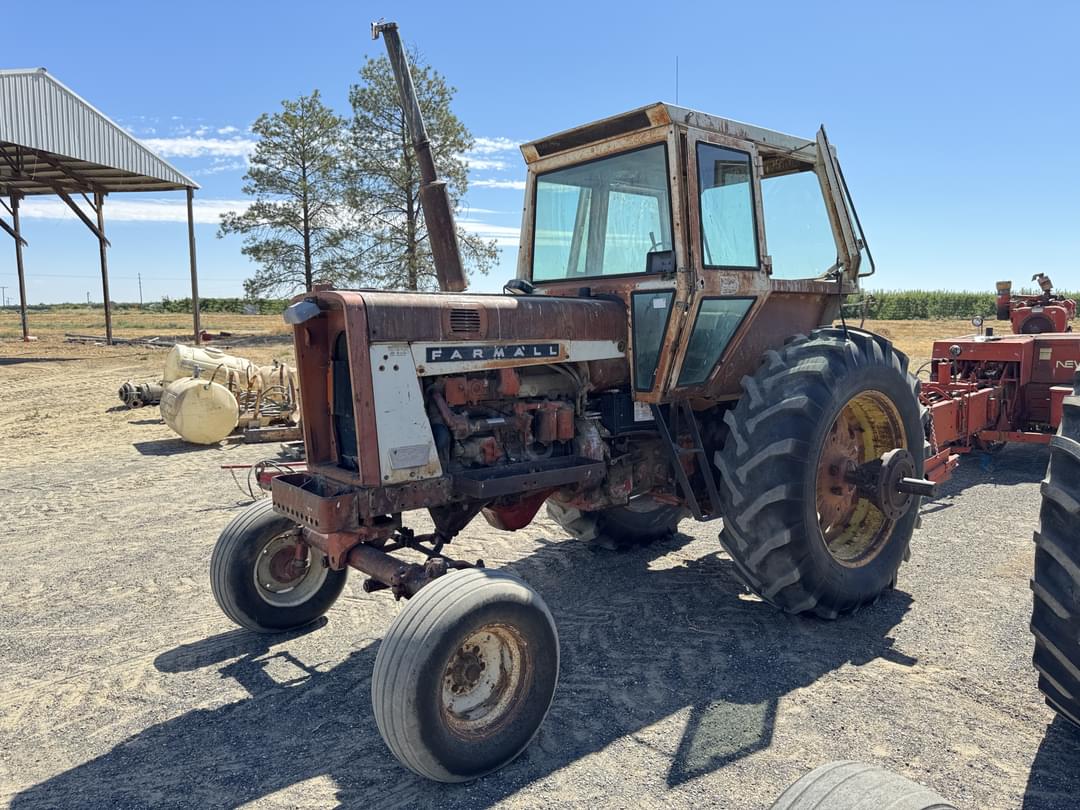 Image of Farmall 806 Primary image