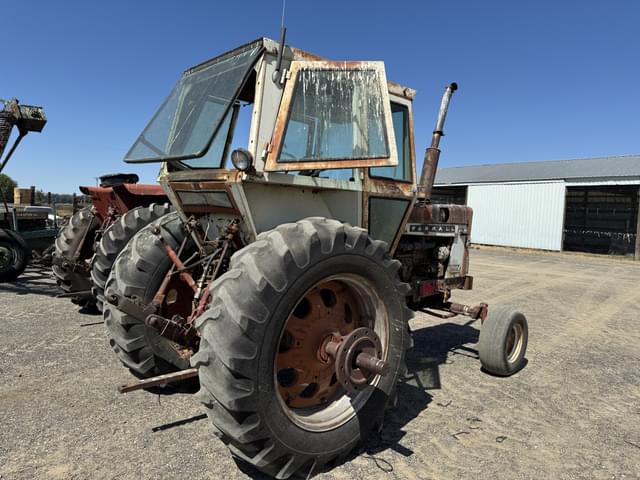 Image of Farmall 806 equipment image 3