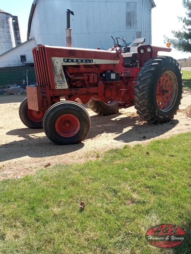 Image of Farmall 806 equipment image 2
