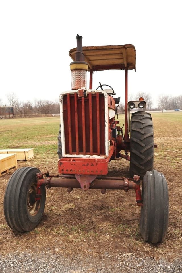 Image of Farmall 806 equipment image 4