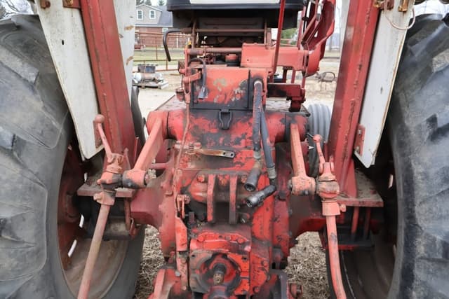 Image of Farmall 806 equipment image 3
