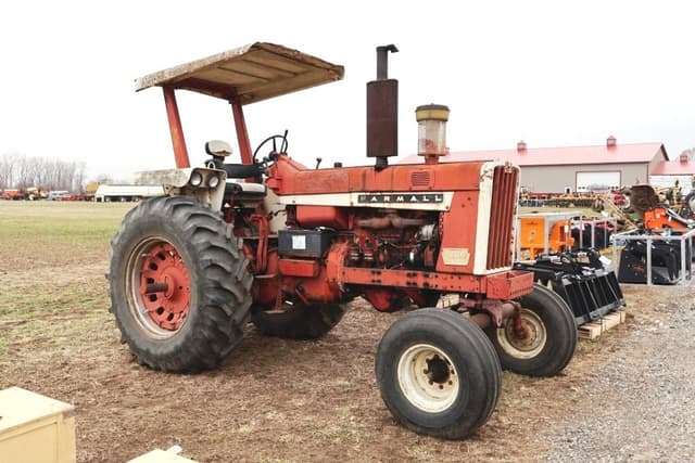 Image of Farmall 806 equipment image 1