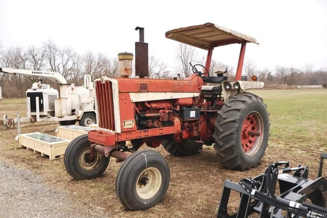 Image of Farmall 806 equipment image 2