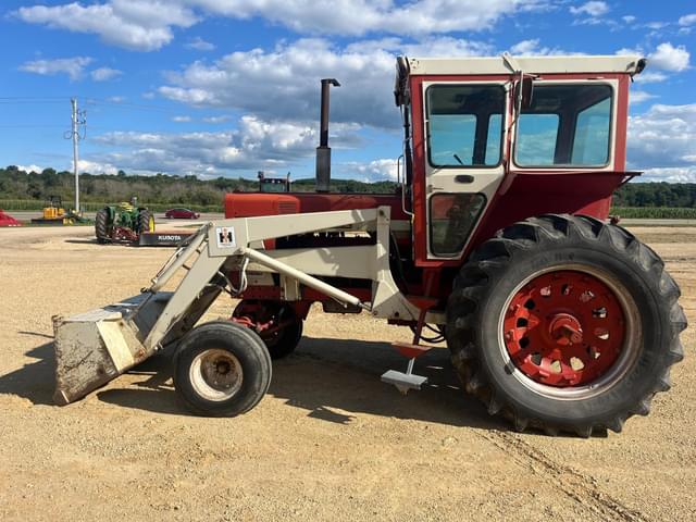 Image of Farmall 806 equipment image 1