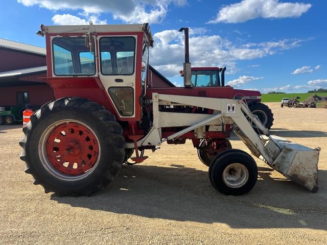 Image of Farmall 806 equipment image 3