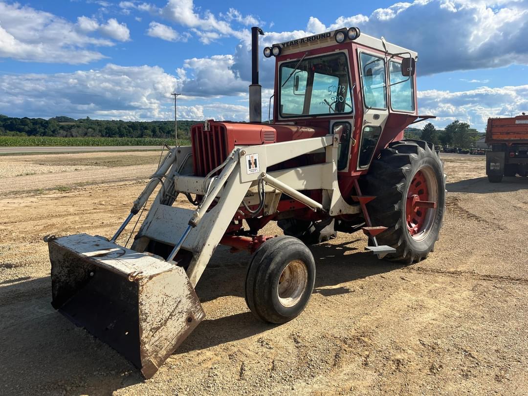 Image of Farmall 806 Primary image