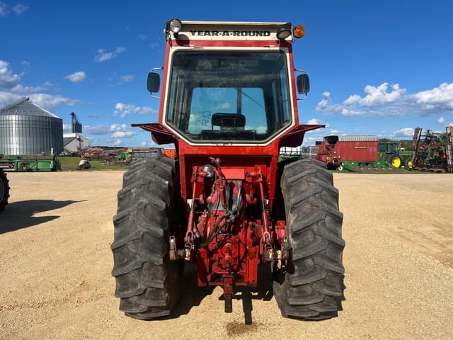 Image of Farmall 806 equipment image 2
