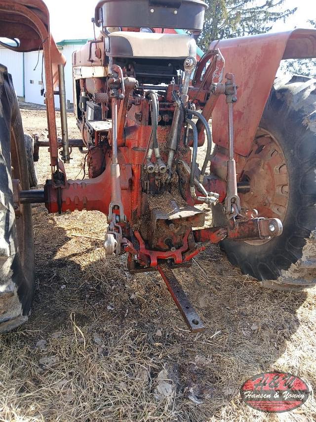 Image of Farmall 806 equipment image 2