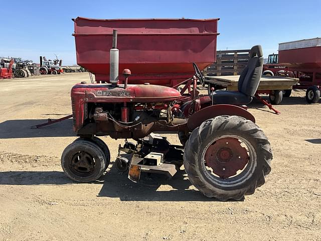 Image of Farmall B equipment image 3