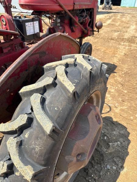 Image of Farmall B equipment image 2