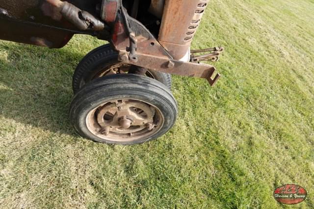 Image of Farmall B equipment image 4