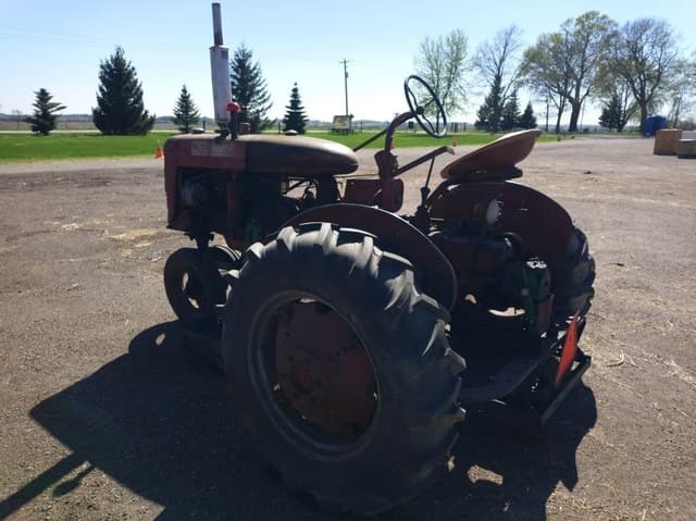 Image of Farmall B equipment image 3