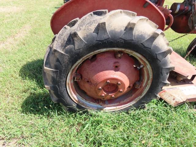 Image of Farmall B equipment image 2