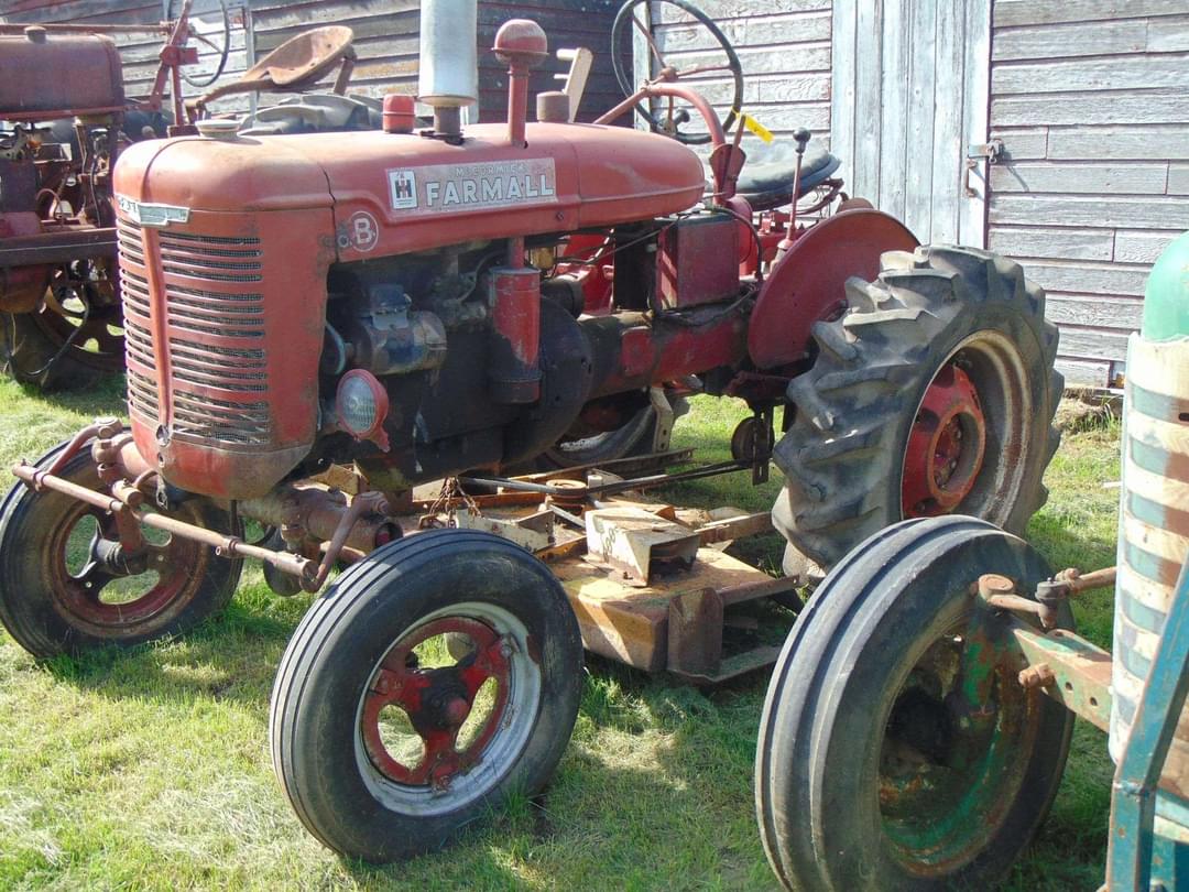 Image of Farmall B Image 0