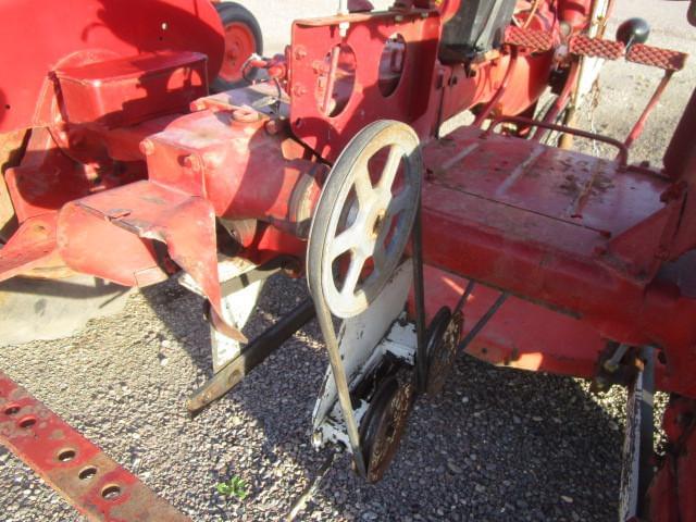 Image of Farmall B equipment image 4