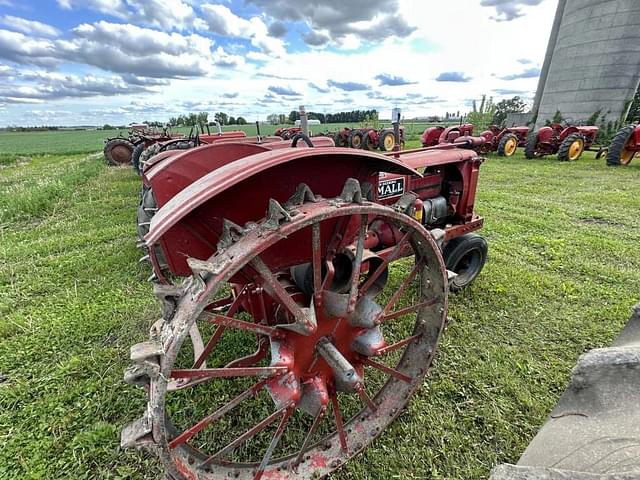 Image of Farmall F-12 equipment image 2