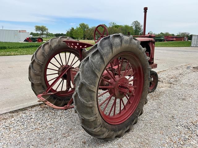 Image of Farmall F-12 equipment image 4
