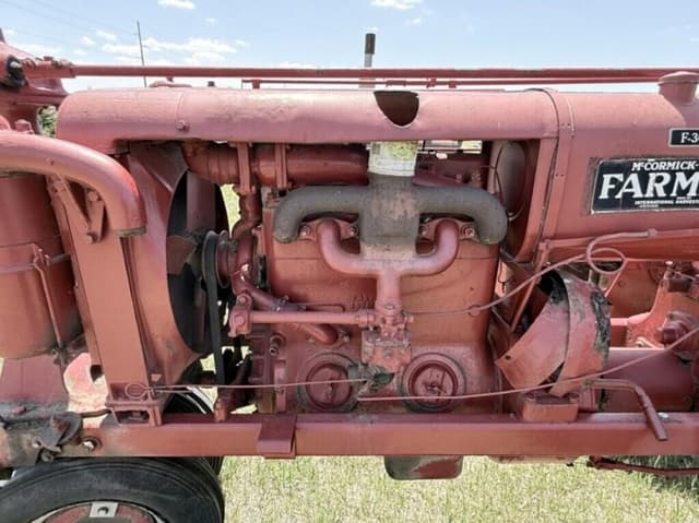 Image of Farmall F-30 equipment image 2