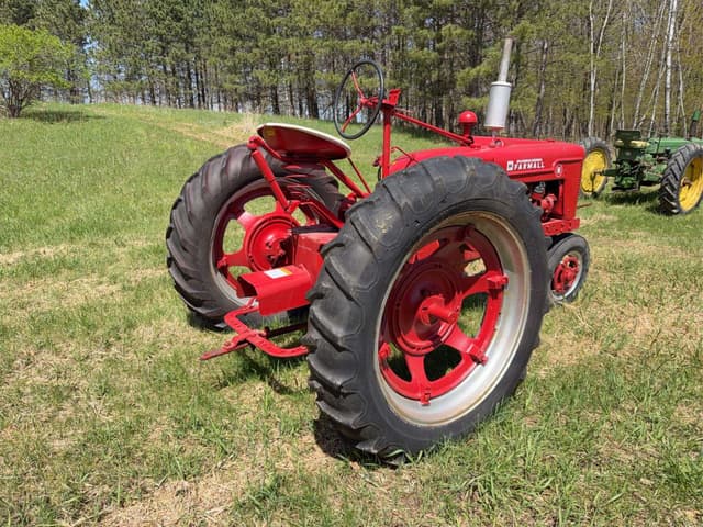 Image of Farmall H equipment image 2