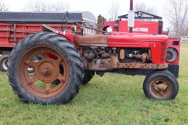 Image of Farmall H equipment image 1