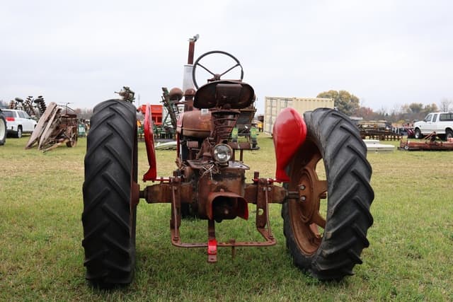 Image of Farmall H equipment image 3