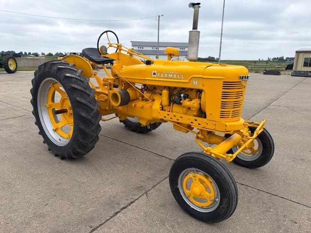 Image of Farmall H equipment image 2