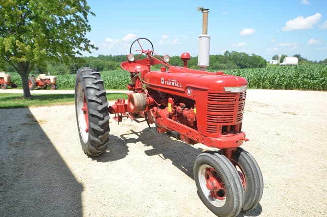 Image of Farmall H equipment image 2