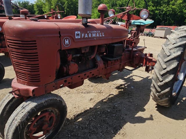 Image of Farmall H equipment image 2