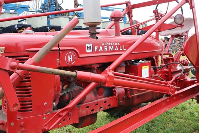 Image of Farmall H equipment image 3