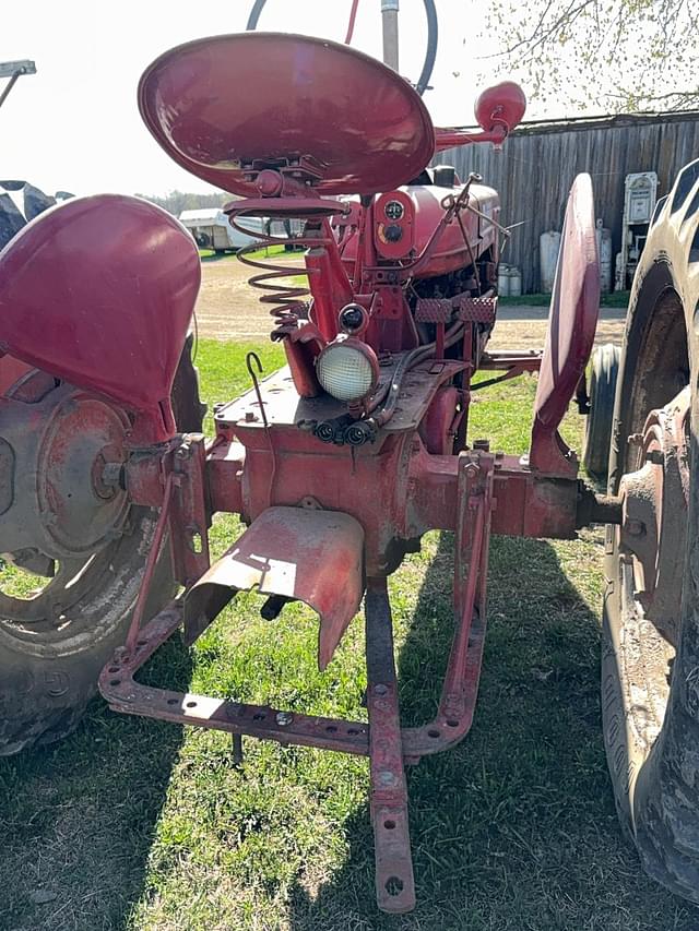 Image of Farmall H equipment image 2