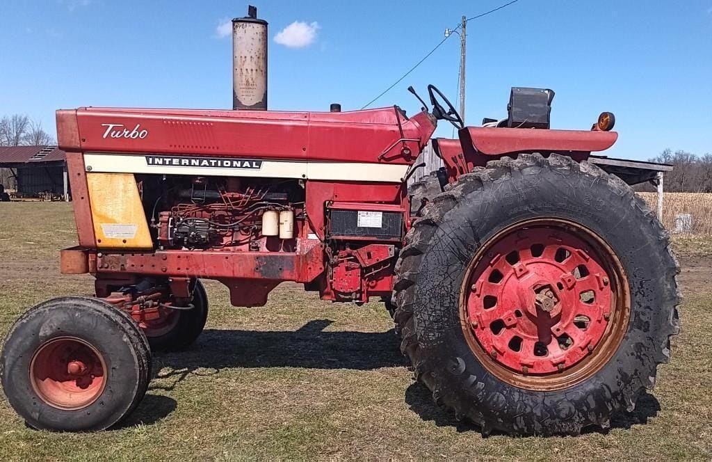 パーテーション SOLD - International Harvester 1066 Tractors with 8,138 Hrs