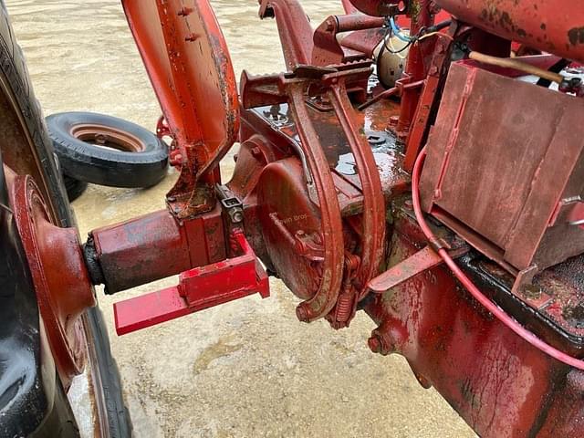 Image of Farmall M equipment image 2