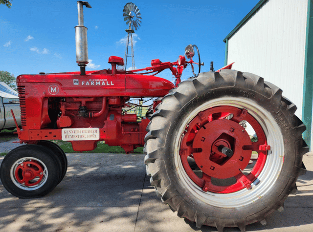 Image of Farmall M equipment image 3