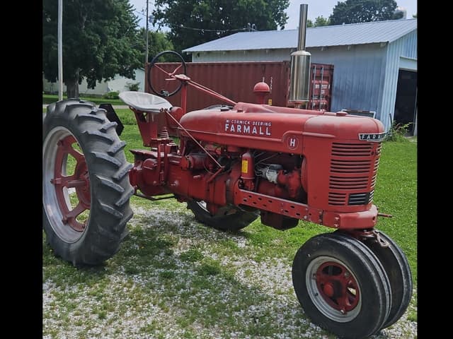 Image of Farmall M equipment image 1
