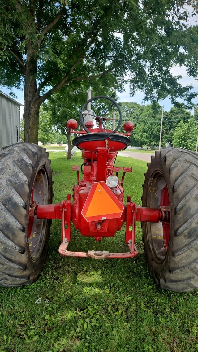 Image of Farmall M equipment image 3