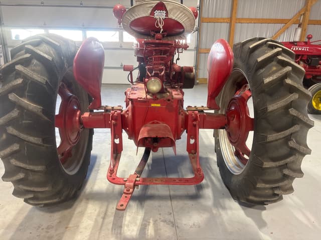Image of Farmall M equipment image 3
