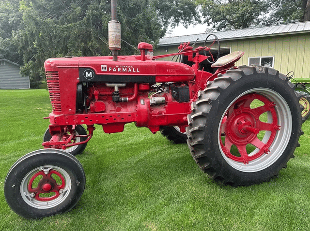 Image of Farmall M equipment image 1