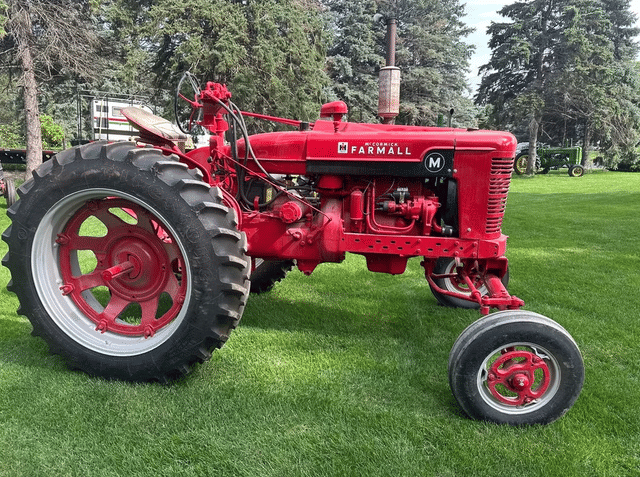 Image of Farmall M equipment image 2