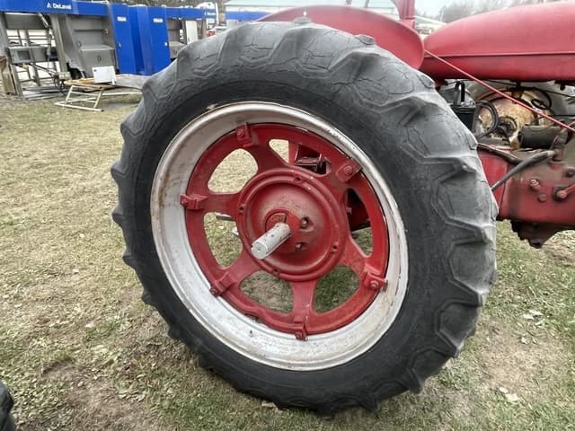 Image of Farmall M equipment image 4