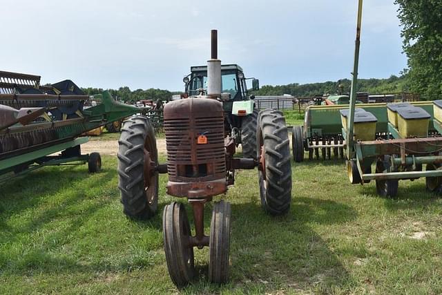 Image of Farmall M equipment image 1