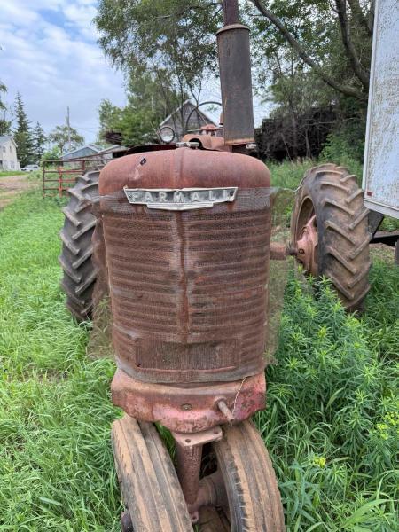 Image of Farmall M equipment image 3