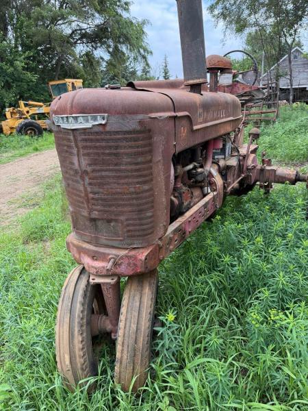 Image of Farmall M equipment image 2