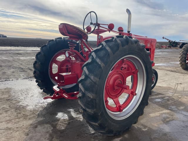 Image of Farmall M equipment image 3